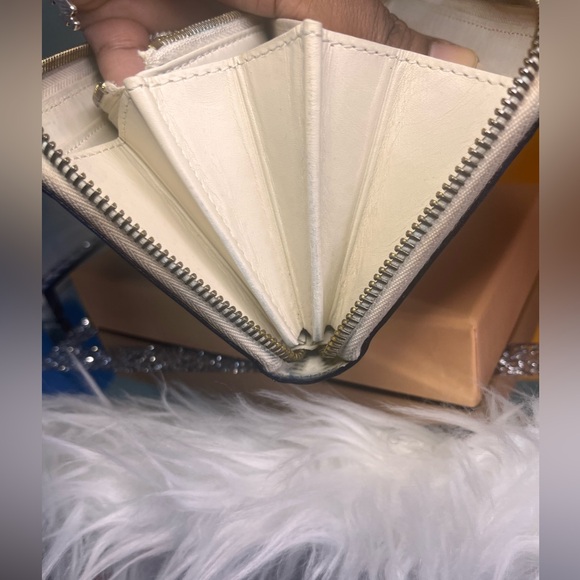 Authentic Louis Vuitton Matte Vernis Zippy Wallet - Picture 5 of 16